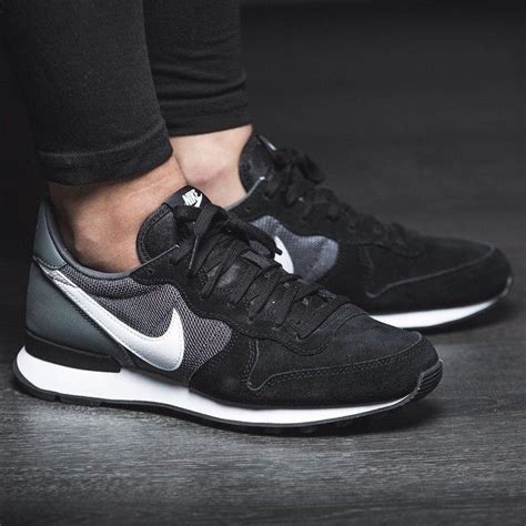 nike turnschuhe damen schwarze sohle|nike schuhe damen.